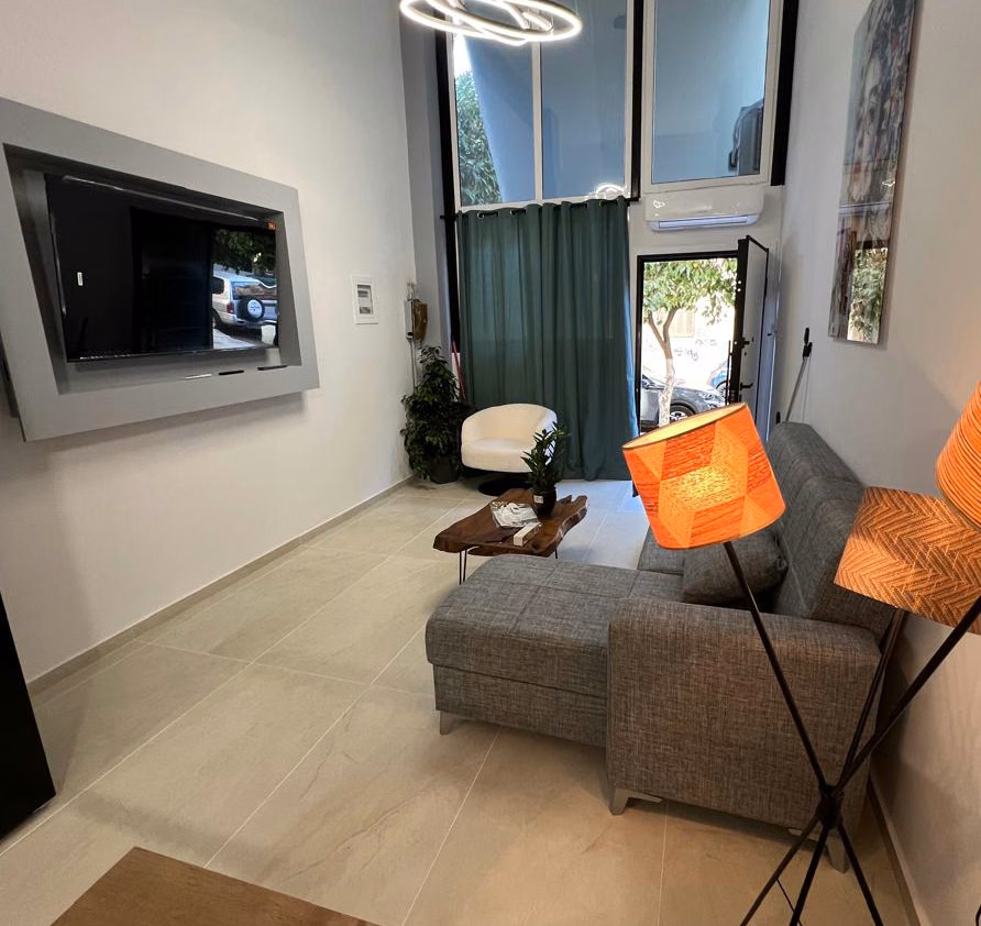 Loft salon ve yüksek pencere