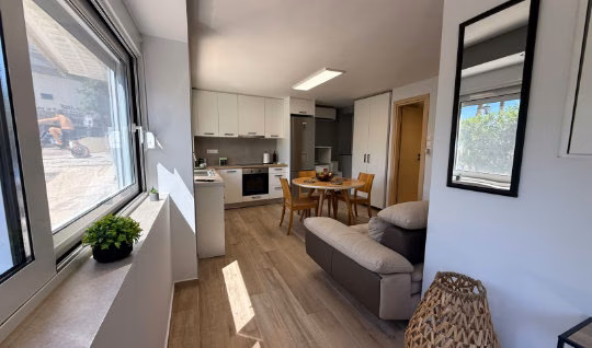 Salon ve açık mutfağın güncel görünümü